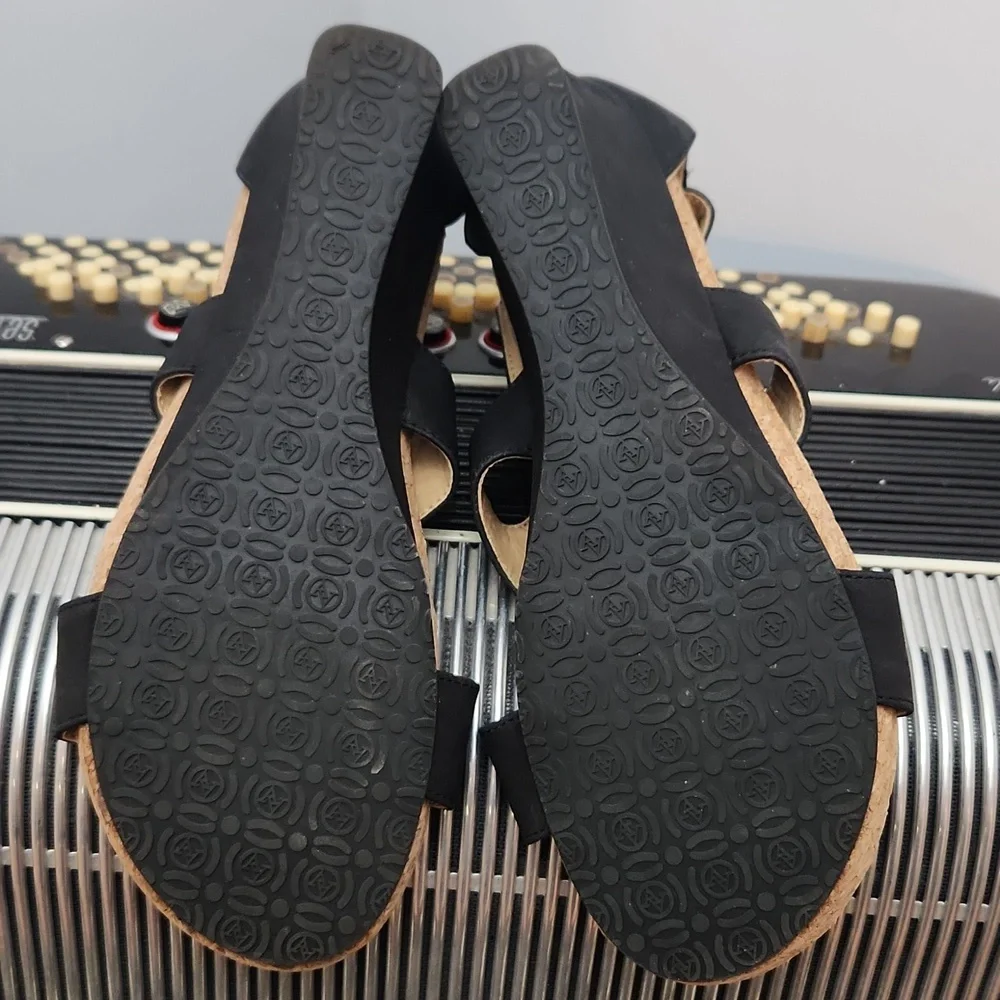 ADRIENNE VITTADINI BLACK WEDGE SANDALS SZ 7.5